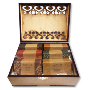 Set Regalo de 6 Jabones Naturales Arom&aacute;ticos &ndash; Caja de Madera &ldquo;Felicidades&rdquo; con Mo&ntilde;o Rojo &ndash; Jabones Artesanales Hechos en M&eacute;xico